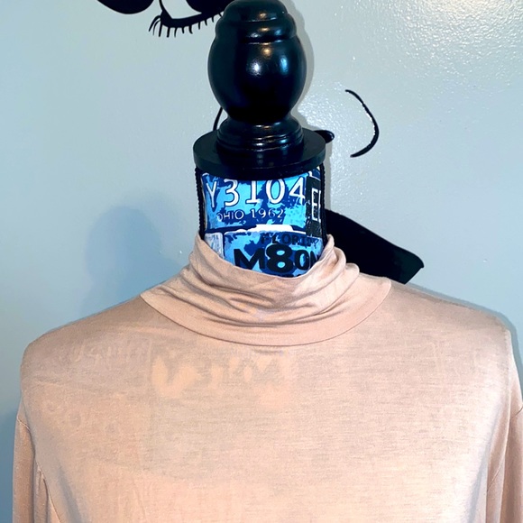 💰 Plus size long sleeve mock turtle neck top. Cream in color, very nice fabric - Picture 2 of 4